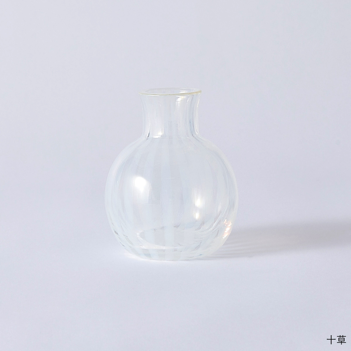 在庫あり大正浪漫 乳白色 硝子鉢 幅22cm / 和硝子細工 ガラス細工 水色 盛鉢 菓子器 工芸ガラス
