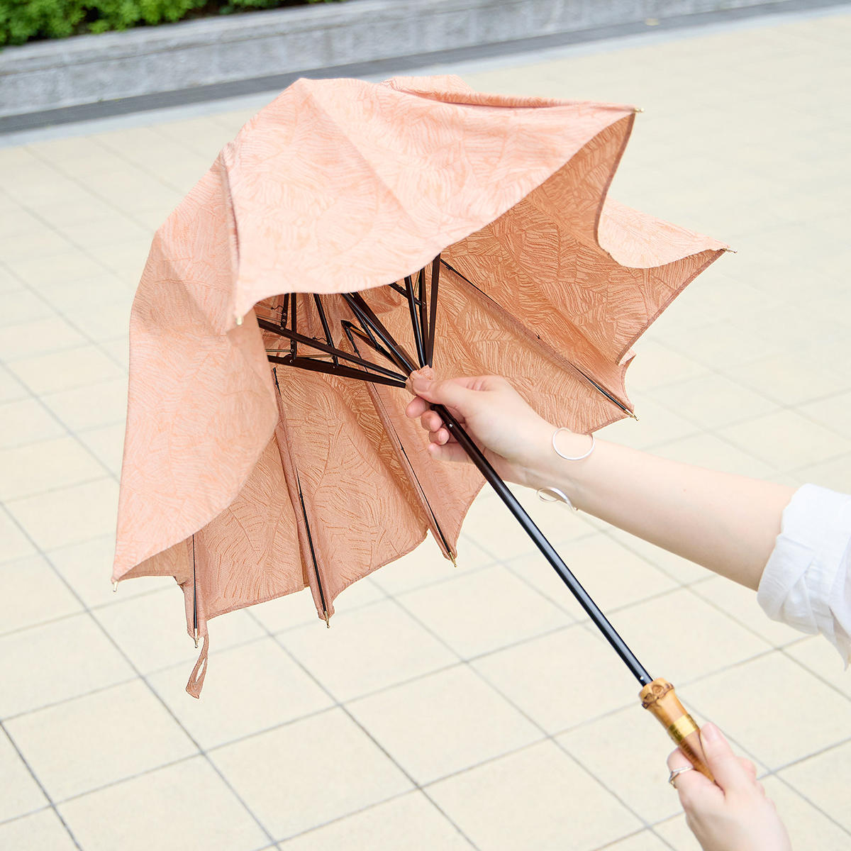 葉模様のジャカード生地で作った折り畳み日傘