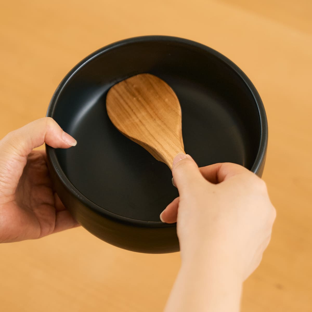 木曽の桜の直置きしても机に付かないしゃもじ