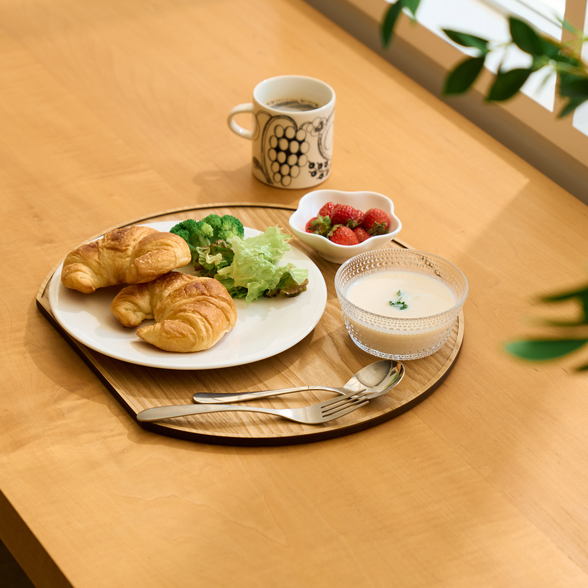 スタッキングできるノンスリップ半月盆