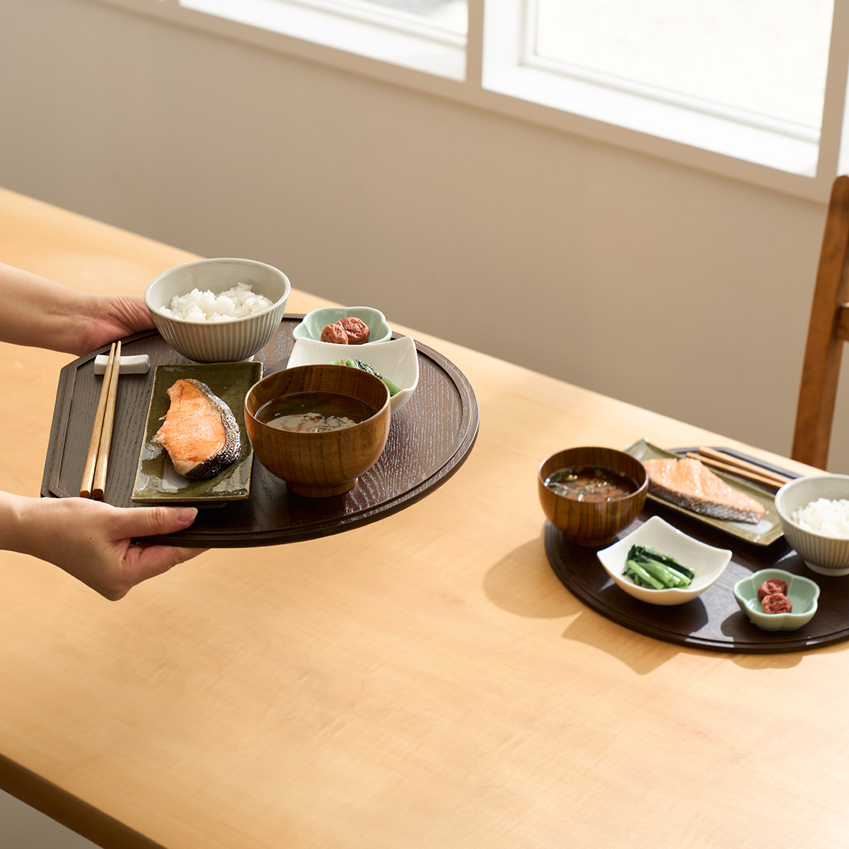 スタッキングできるノンスリップ半月盆