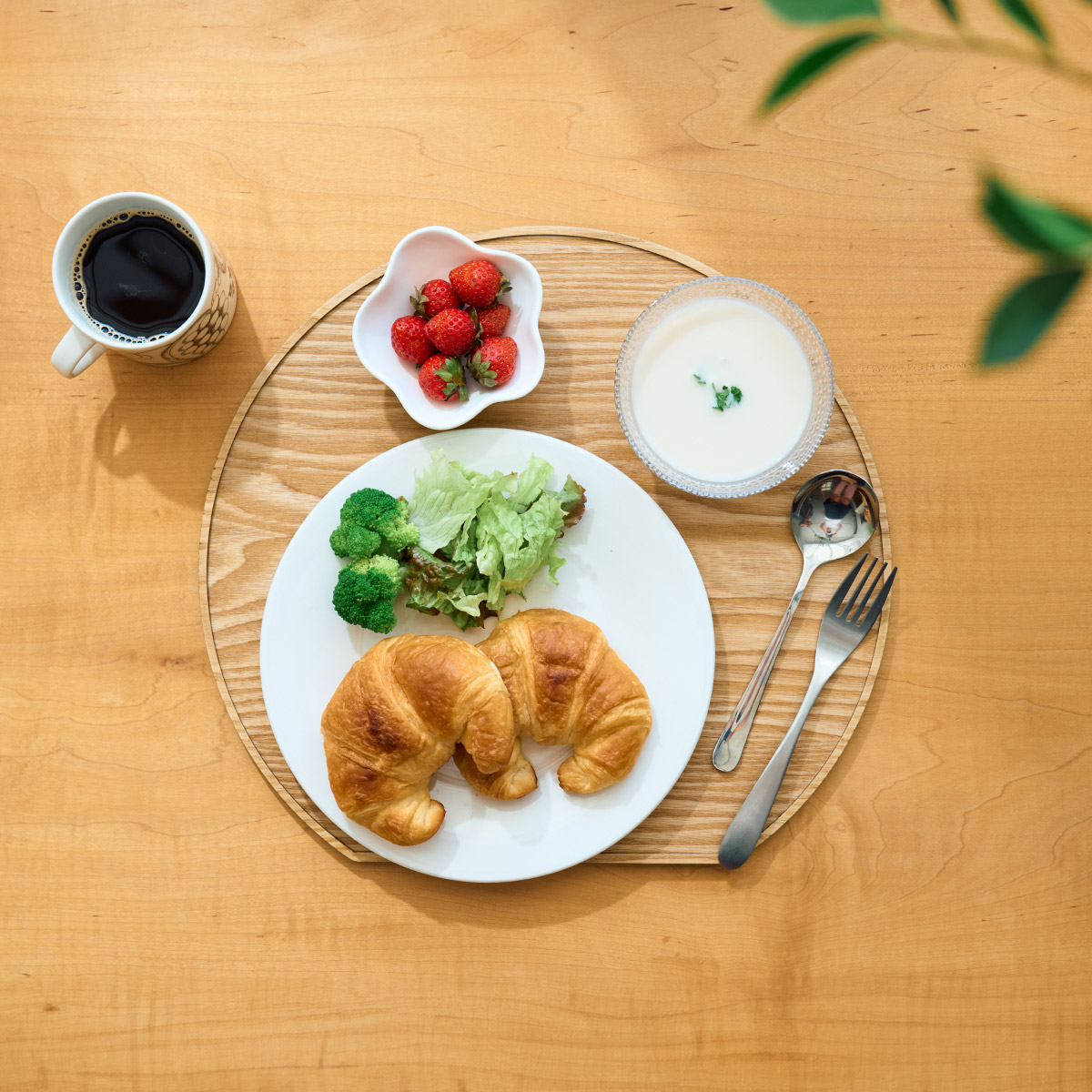 スタッキングできるノンスリップ半月盆 2枚セット
