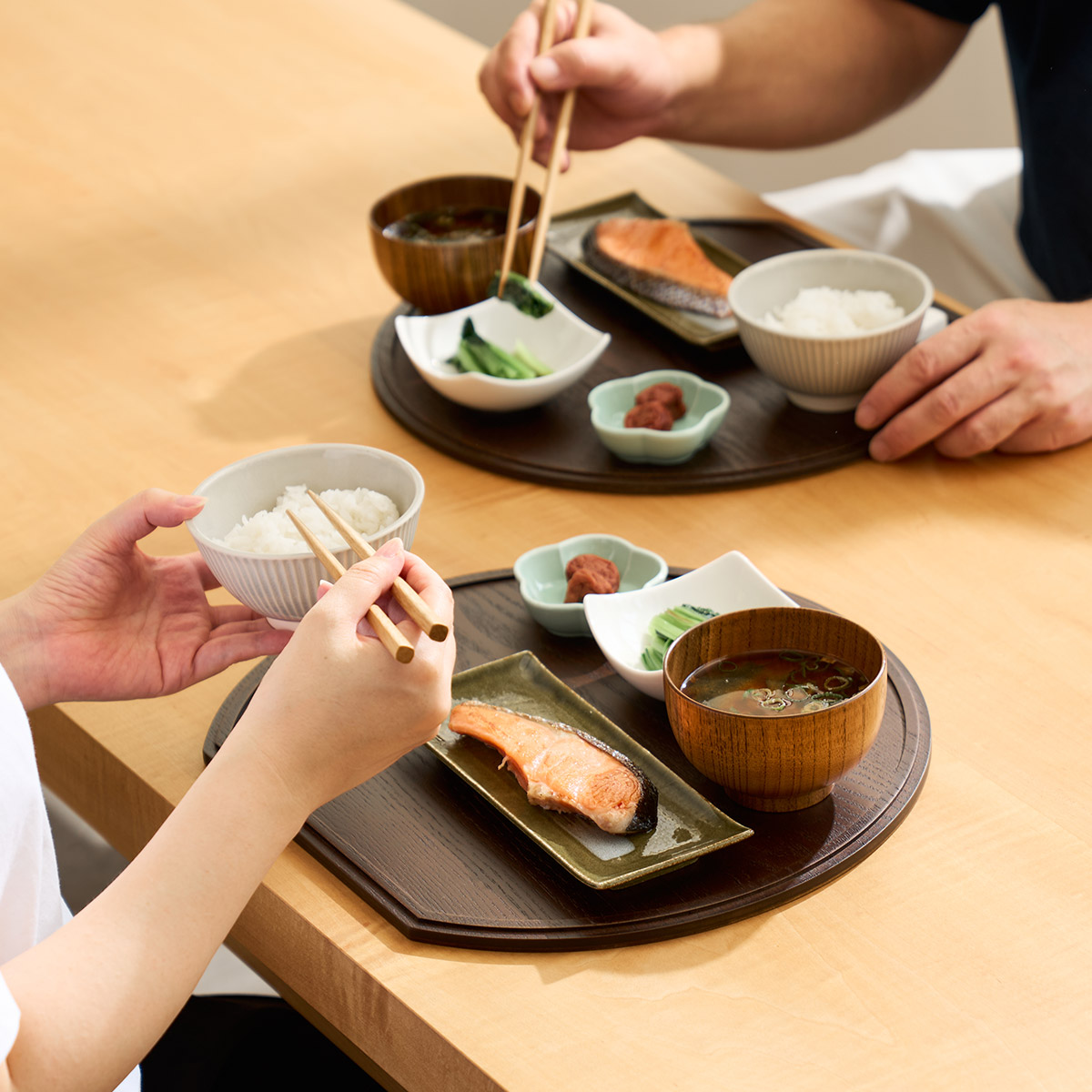 スタッキングできるノンスリップ半月盆 2枚セット