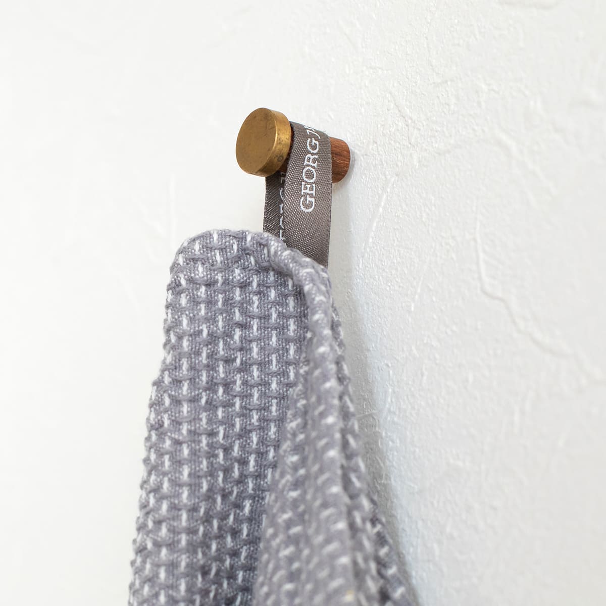 穴が目立ちにくい 木とBRASSのピンフック