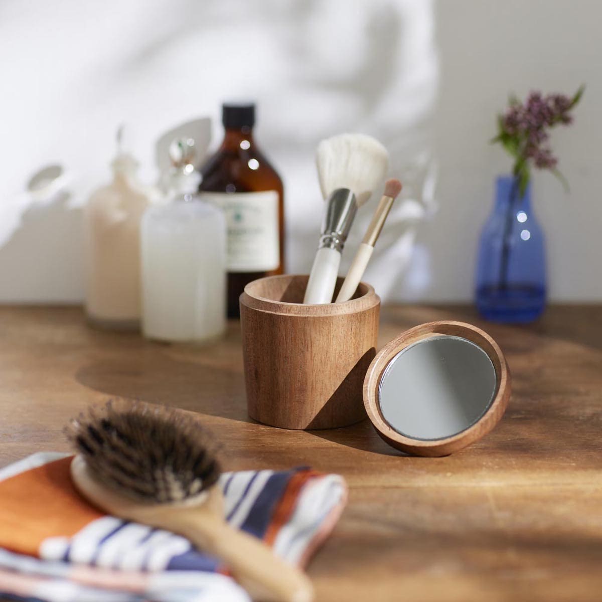 ミラー付きの木の小物入れ