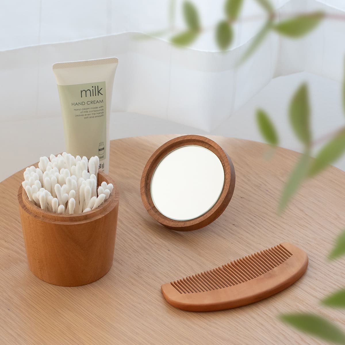 ミラー付きの木の小物入れ