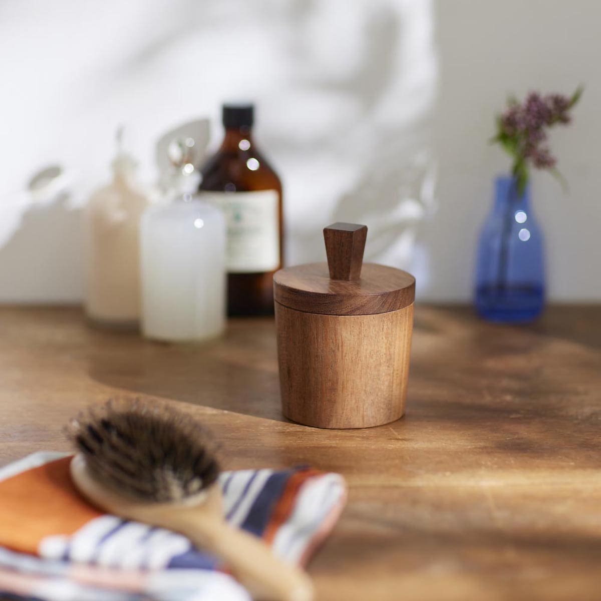 ミラー付きの木の小物入れ