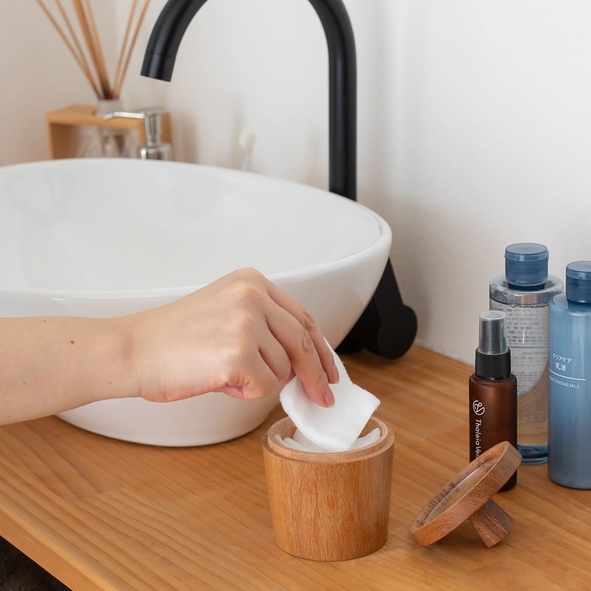 ミラー付きの木の小物入れ