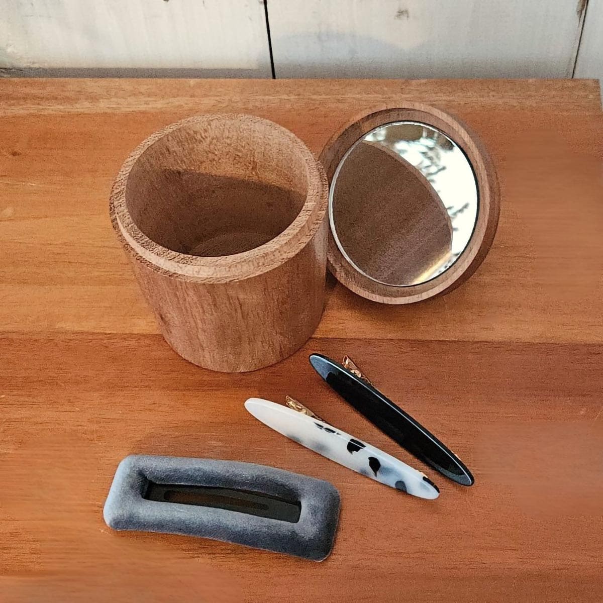 ミラー付きの木の小物入れ