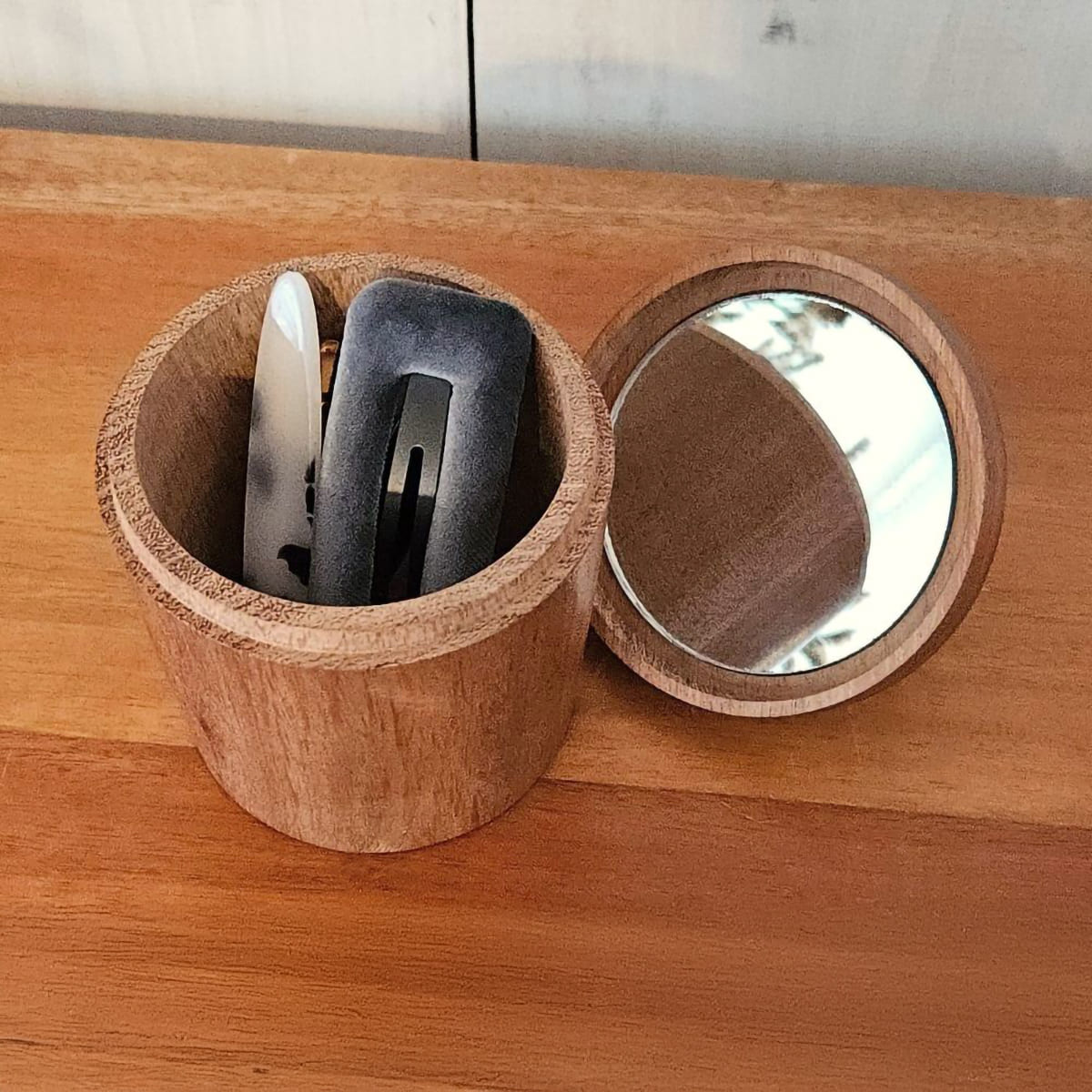 ミラー付きの木の小物入れ