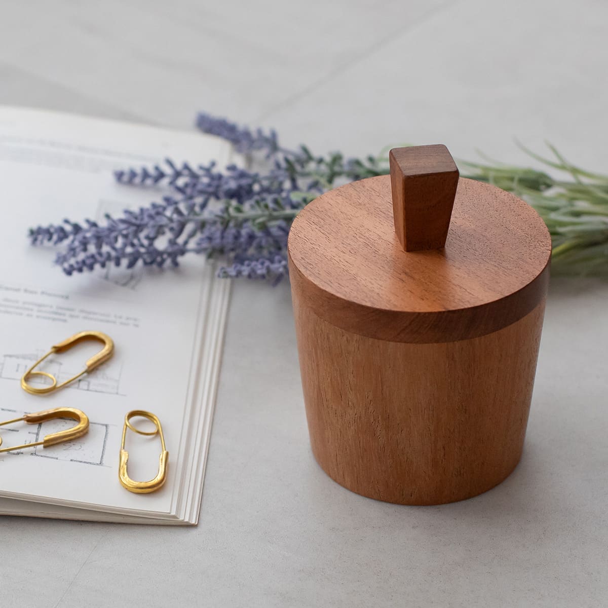 ミラー付きの木の小物入れ