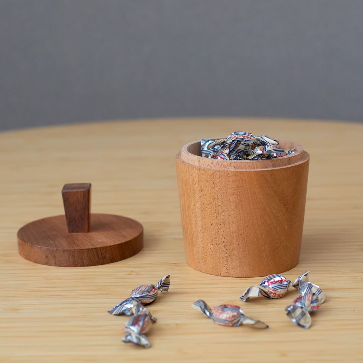 ミラー付きの木の小物入れ