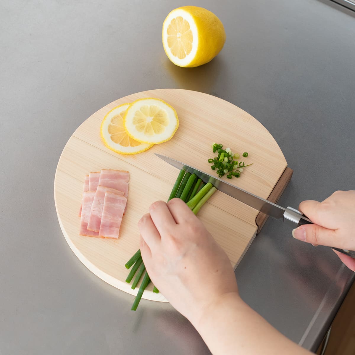 飛騨ひのき スタンド付き丸型まな板 S