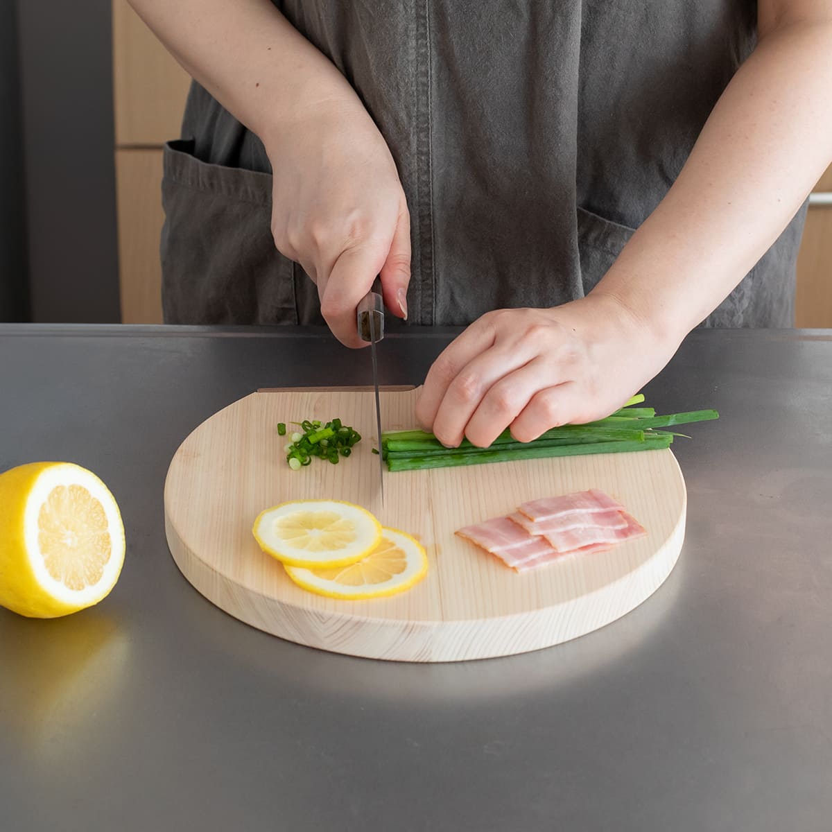 飛騨ひのき スタンド付き丸型まな板 S