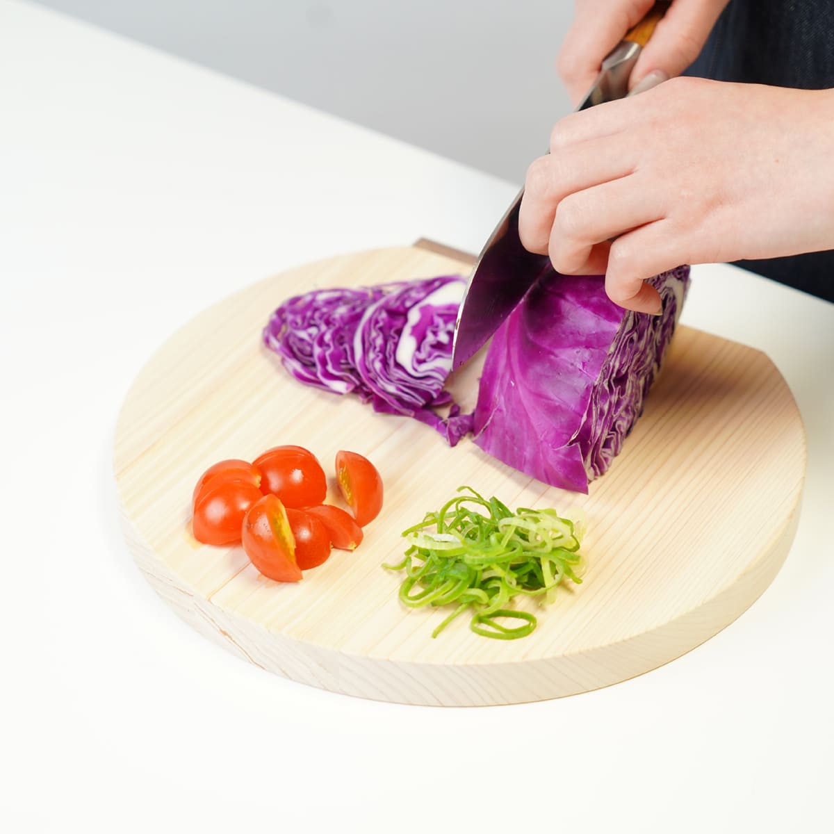 飛騨ひのき スタンド付き丸型まな板 S