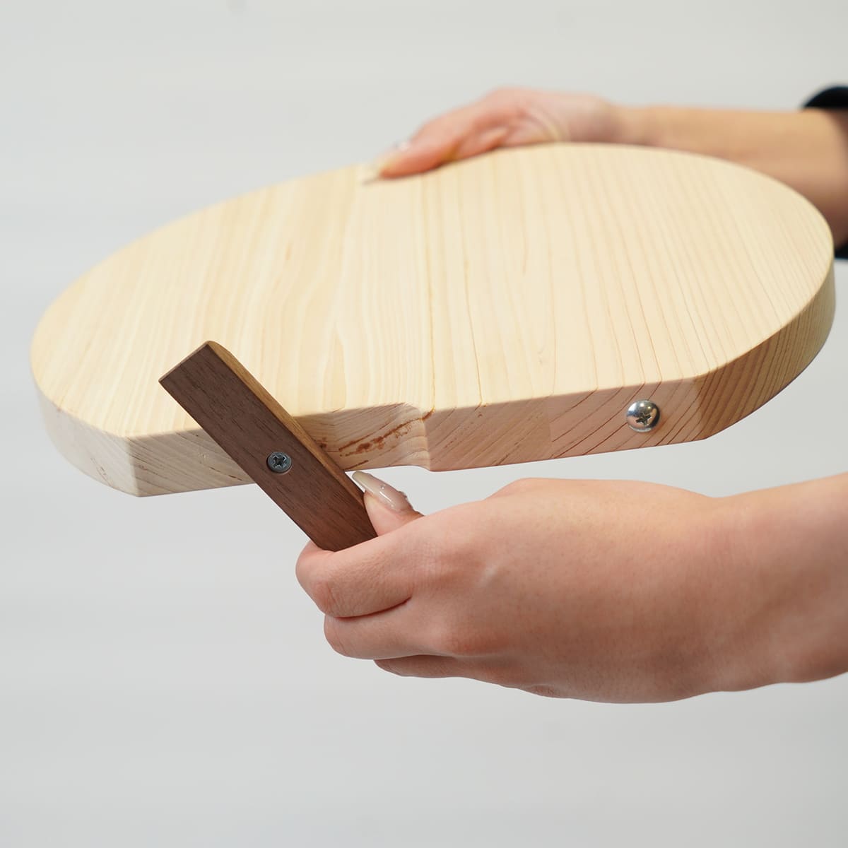 飛騨ひのき スタンド付き丸型まな板 S