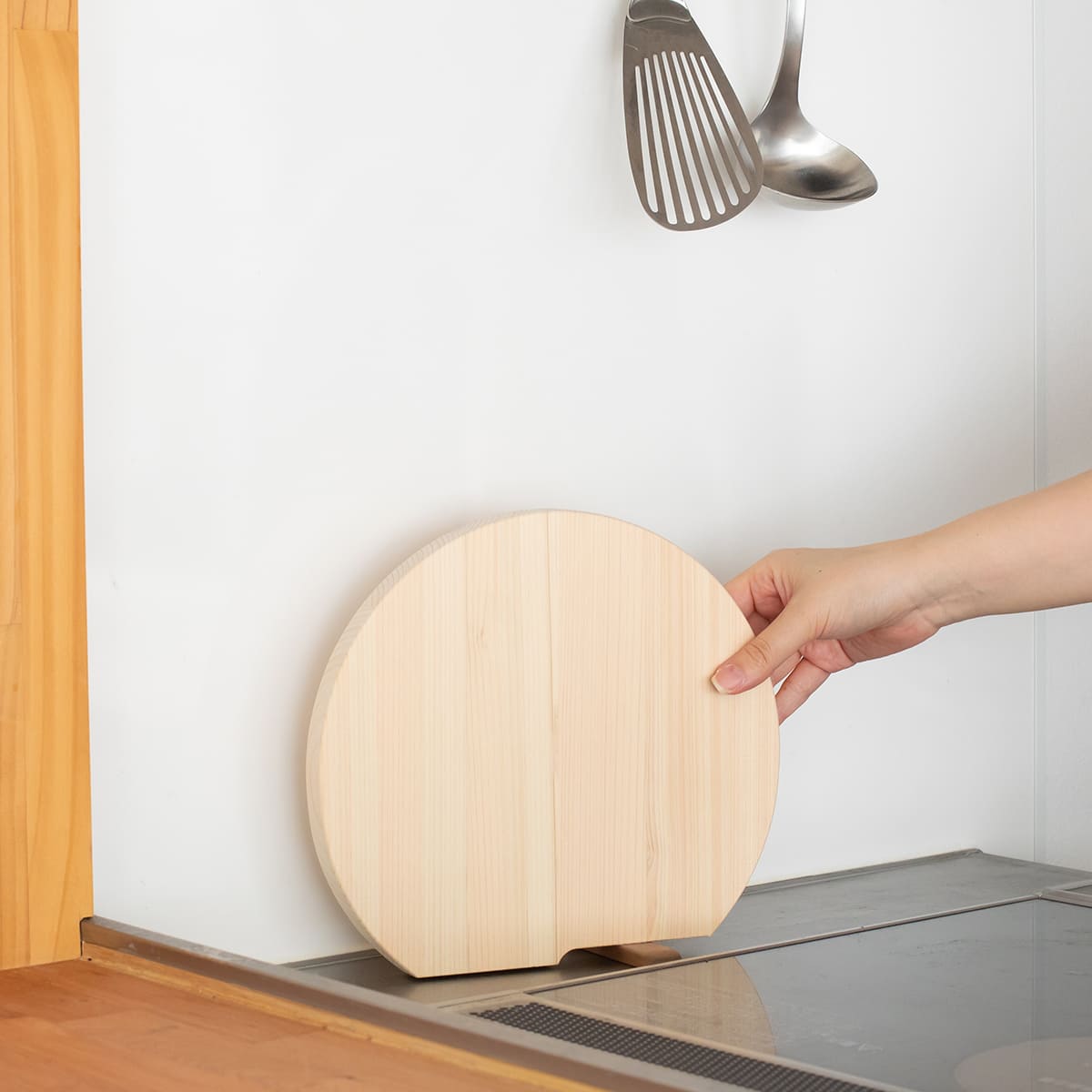 飛騨ひのき スタンド付き丸型まな板 S