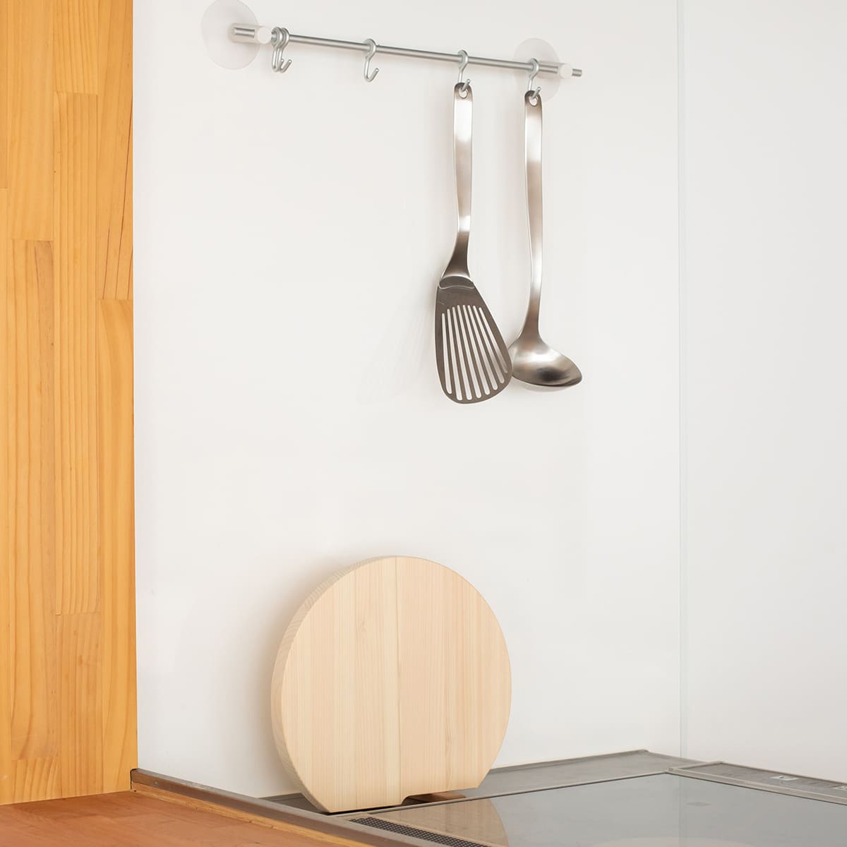 飛騨ひのき スタンド付き丸型まな板 S