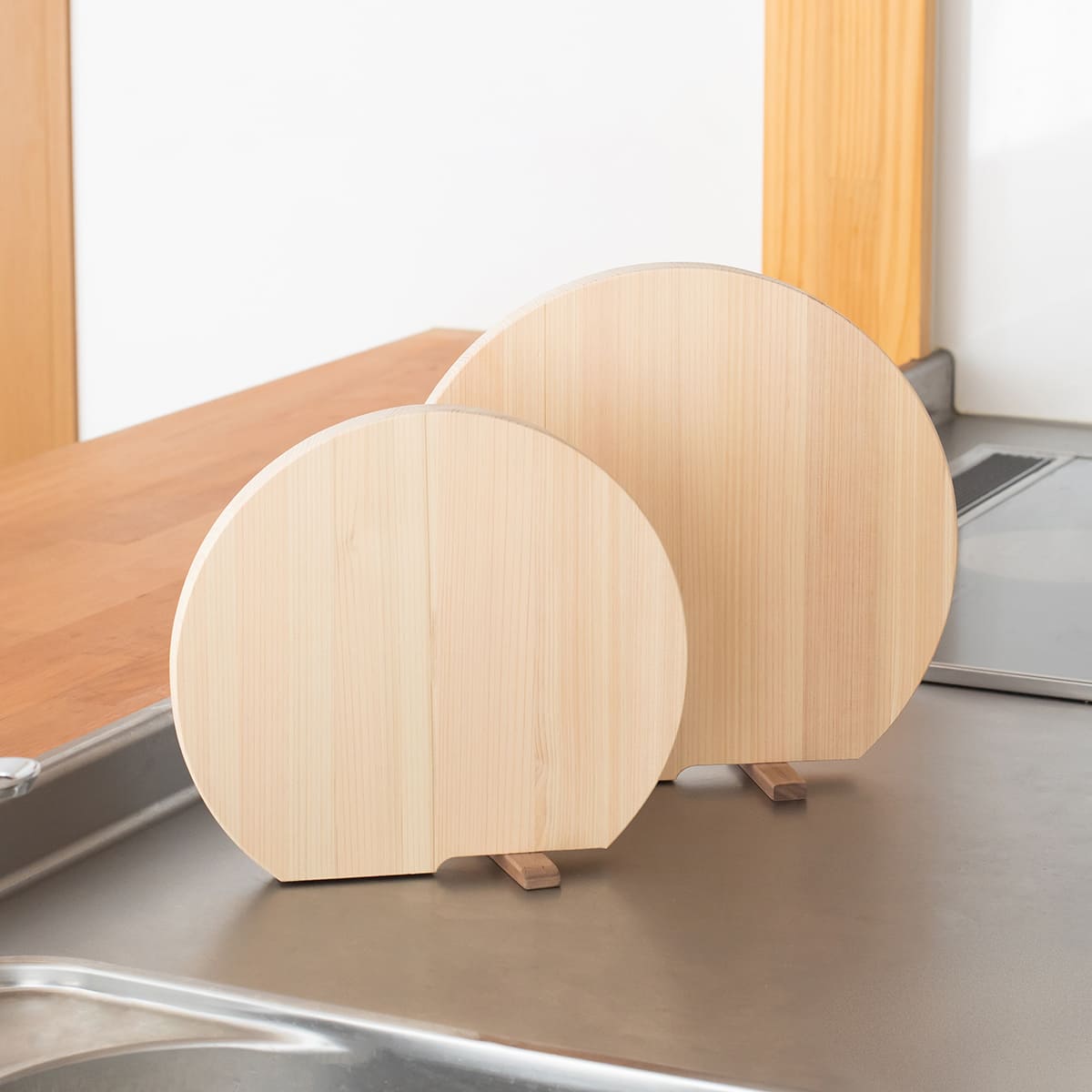 飛騨ひのき スタンド付き丸型まな板 S