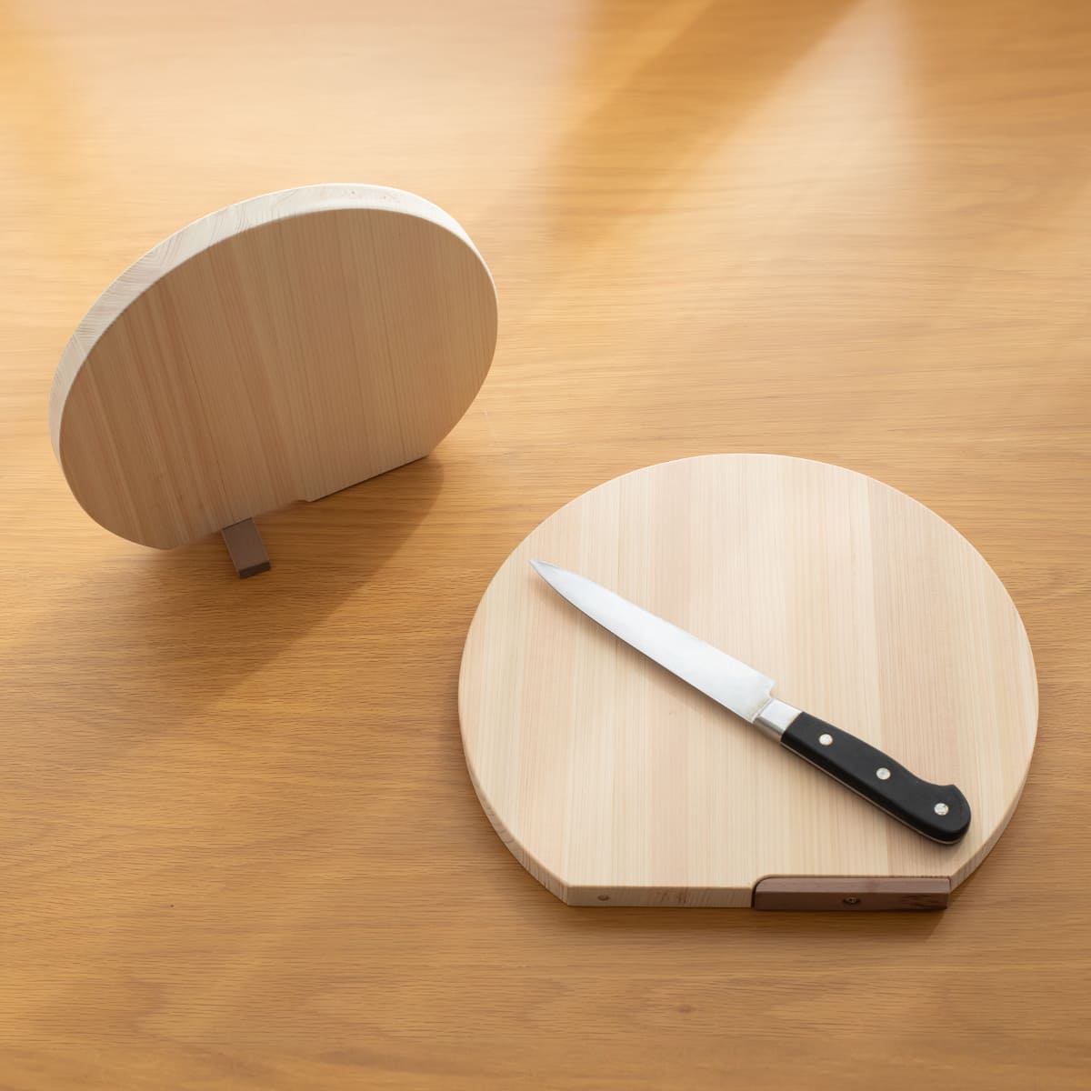 飛騨ひのき スタンド付き丸型まな板 S