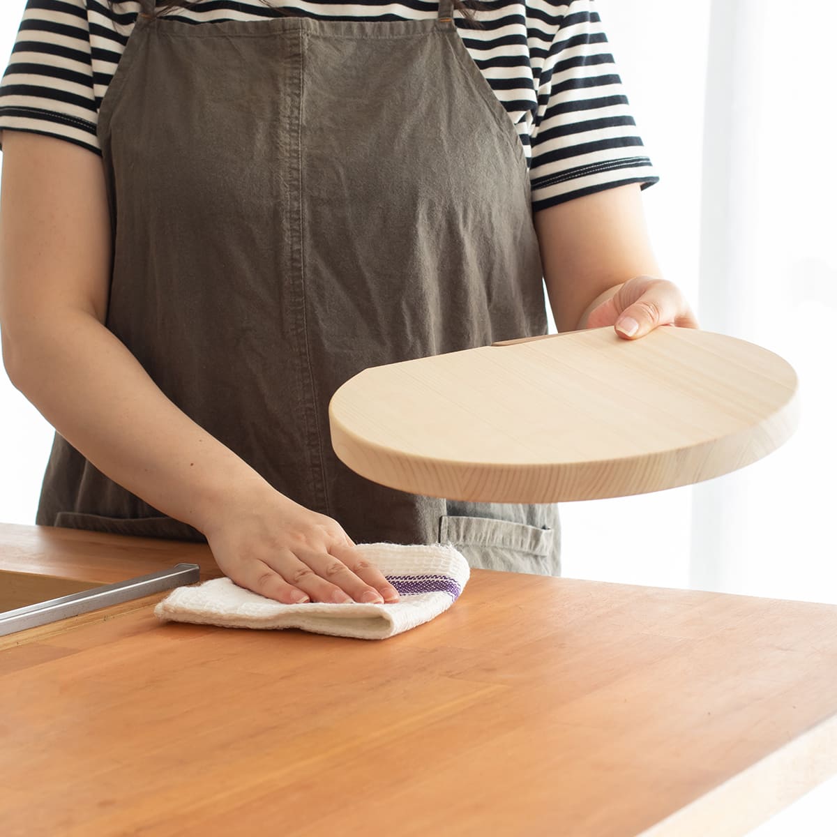 飛騨ひのき スタンド付き丸型まな板 S