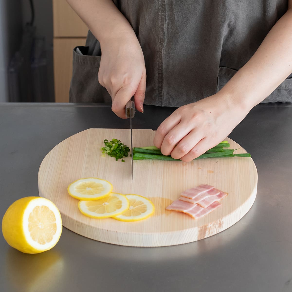 飛騨ひのき スタンド付き丸型まな板 M