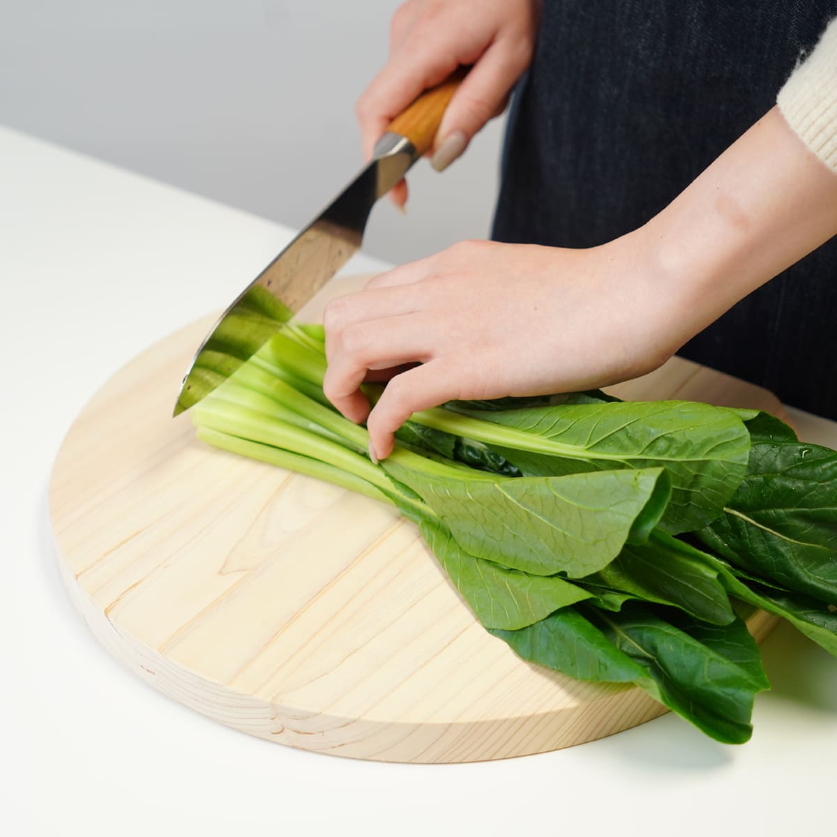 飛騨ひのき スタンド付き丸型まな板 M