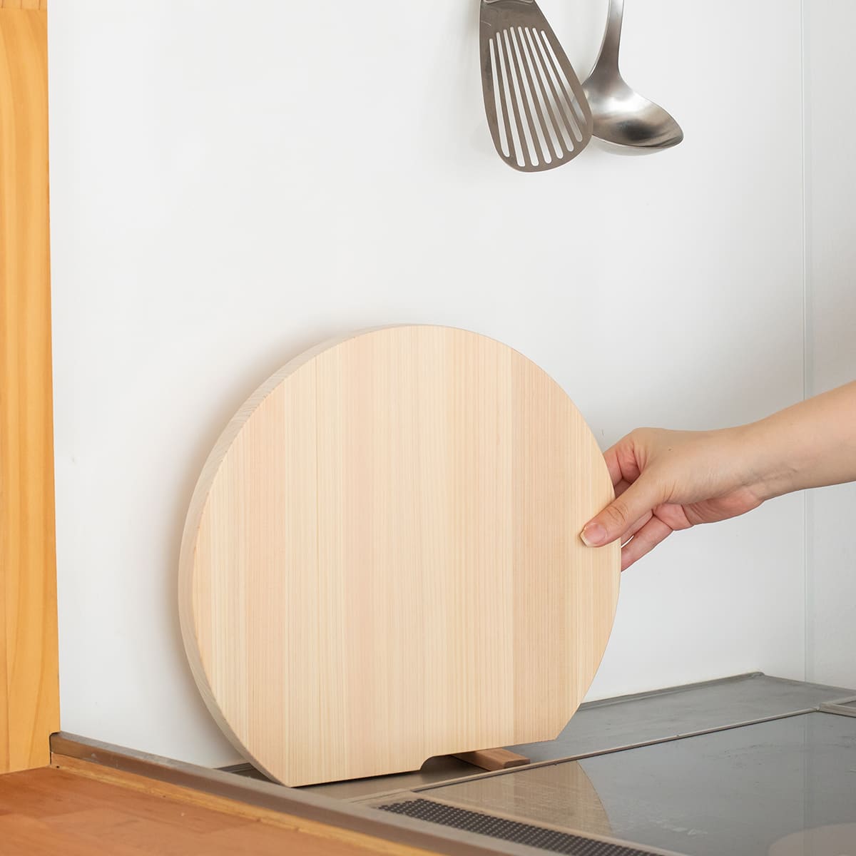 飛騨ひのき スタンド付き丸型まな板 M