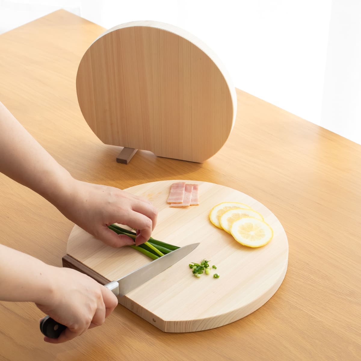 飛騨ひのき スタンド付き丸型まな板 M