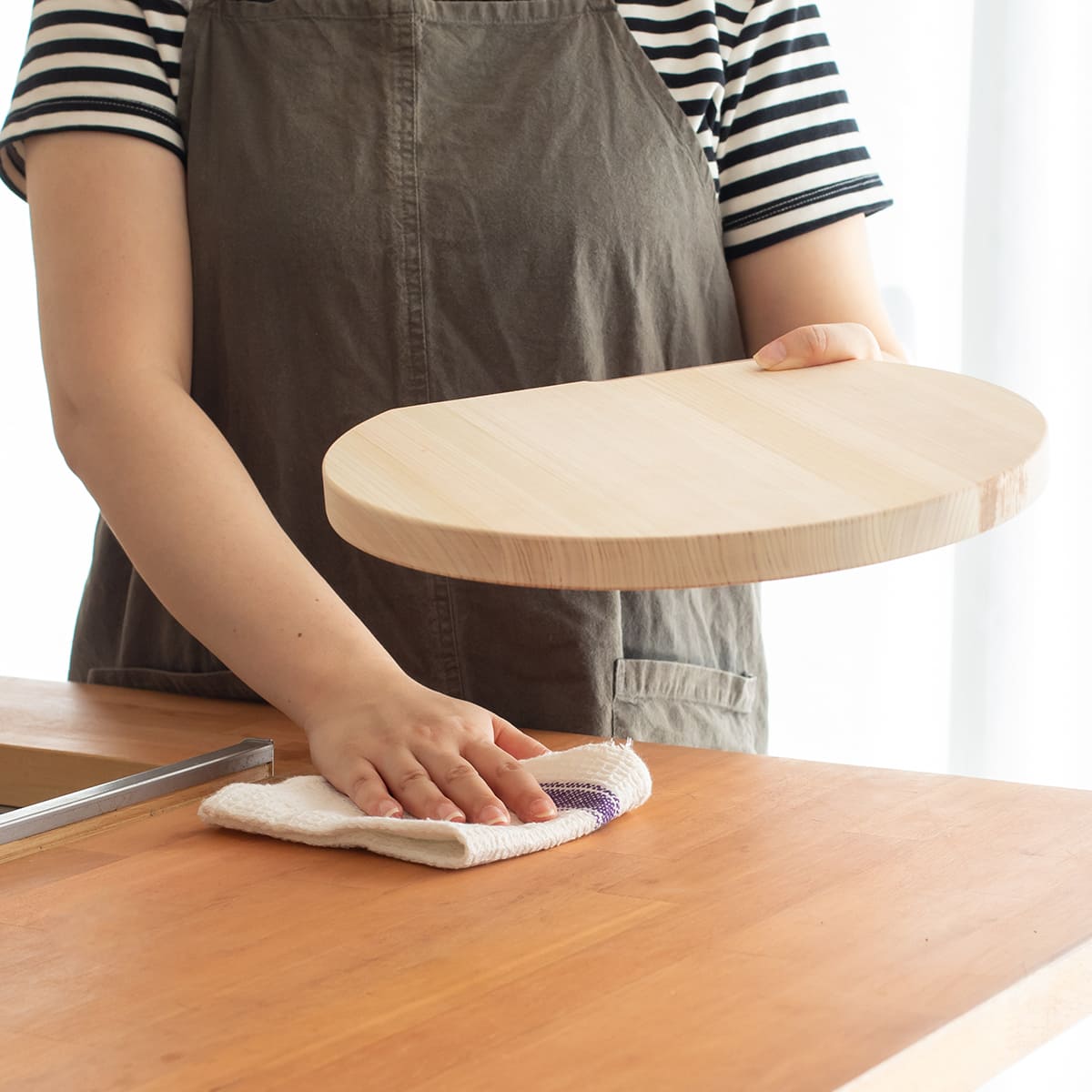 飛騨ひのき スタンド付き丸型まな板 M