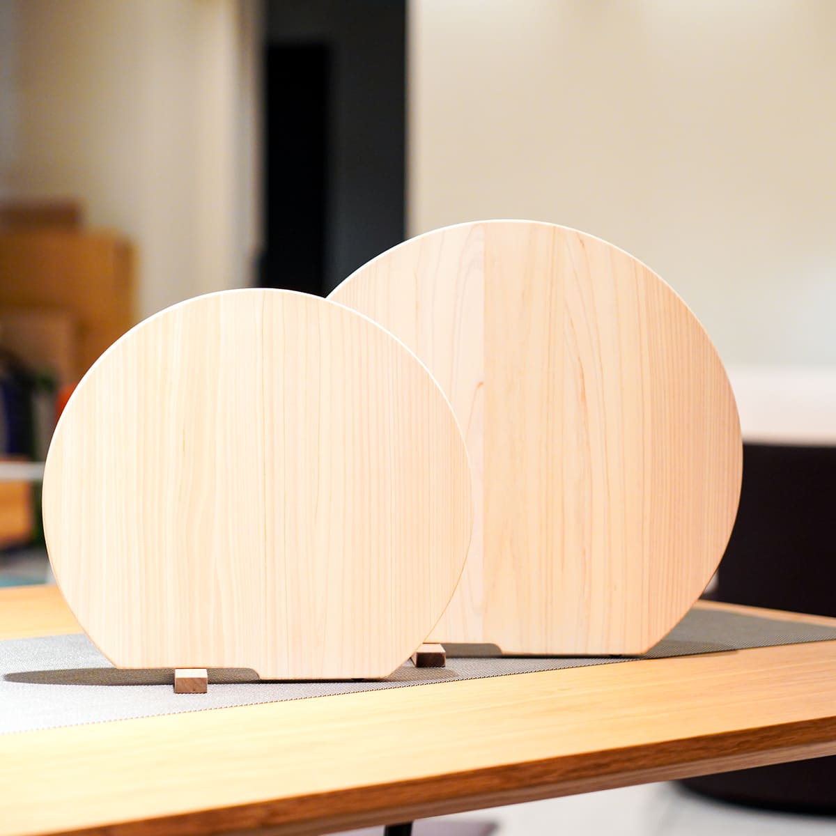 飛騨ひのき スタンド付き丸型まな板 M