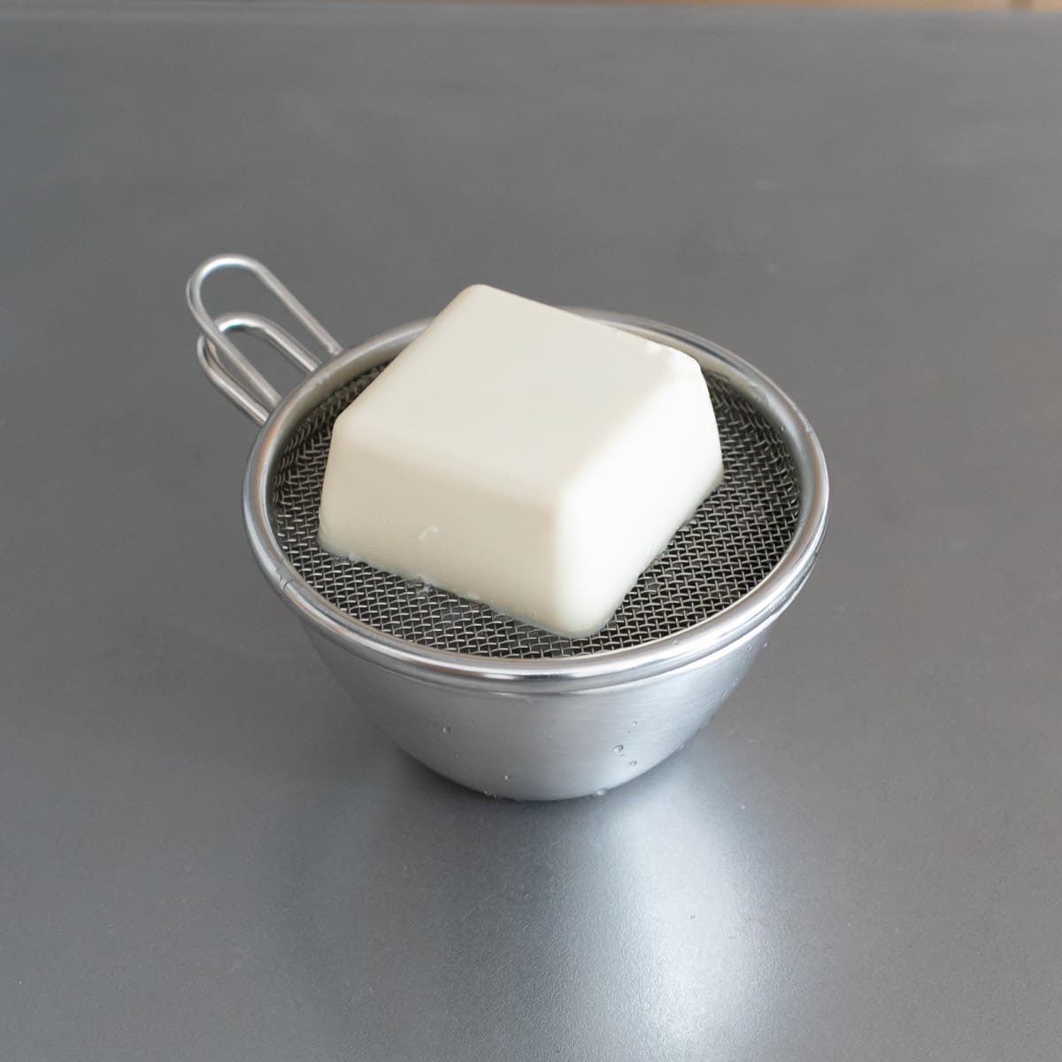 【and】ステンレス手付きストレーナー13cm