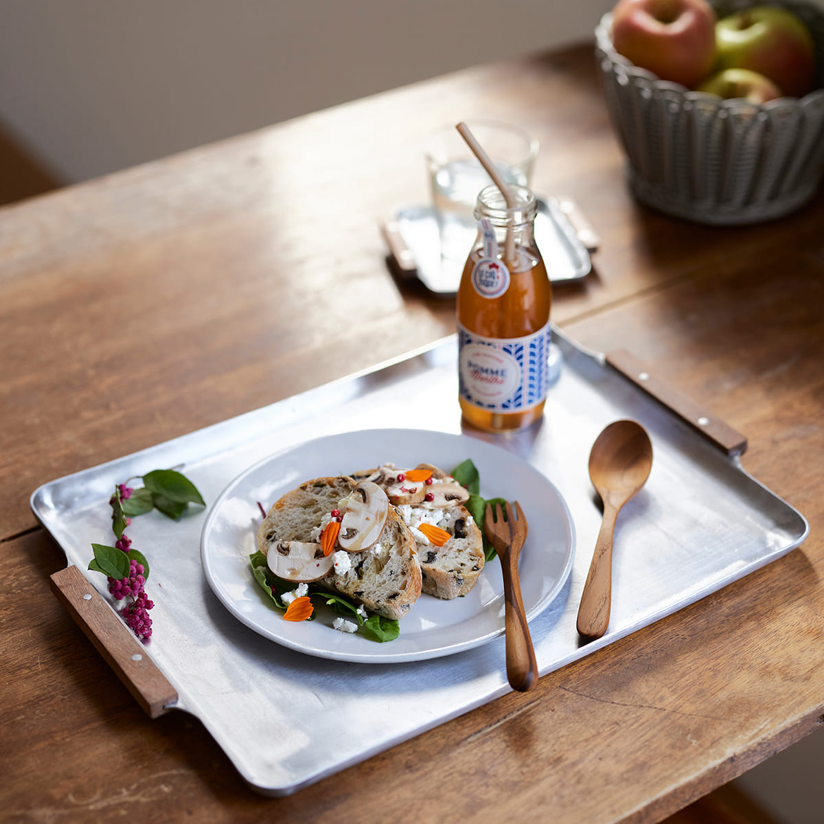 木の持ち手のアルミトレー L