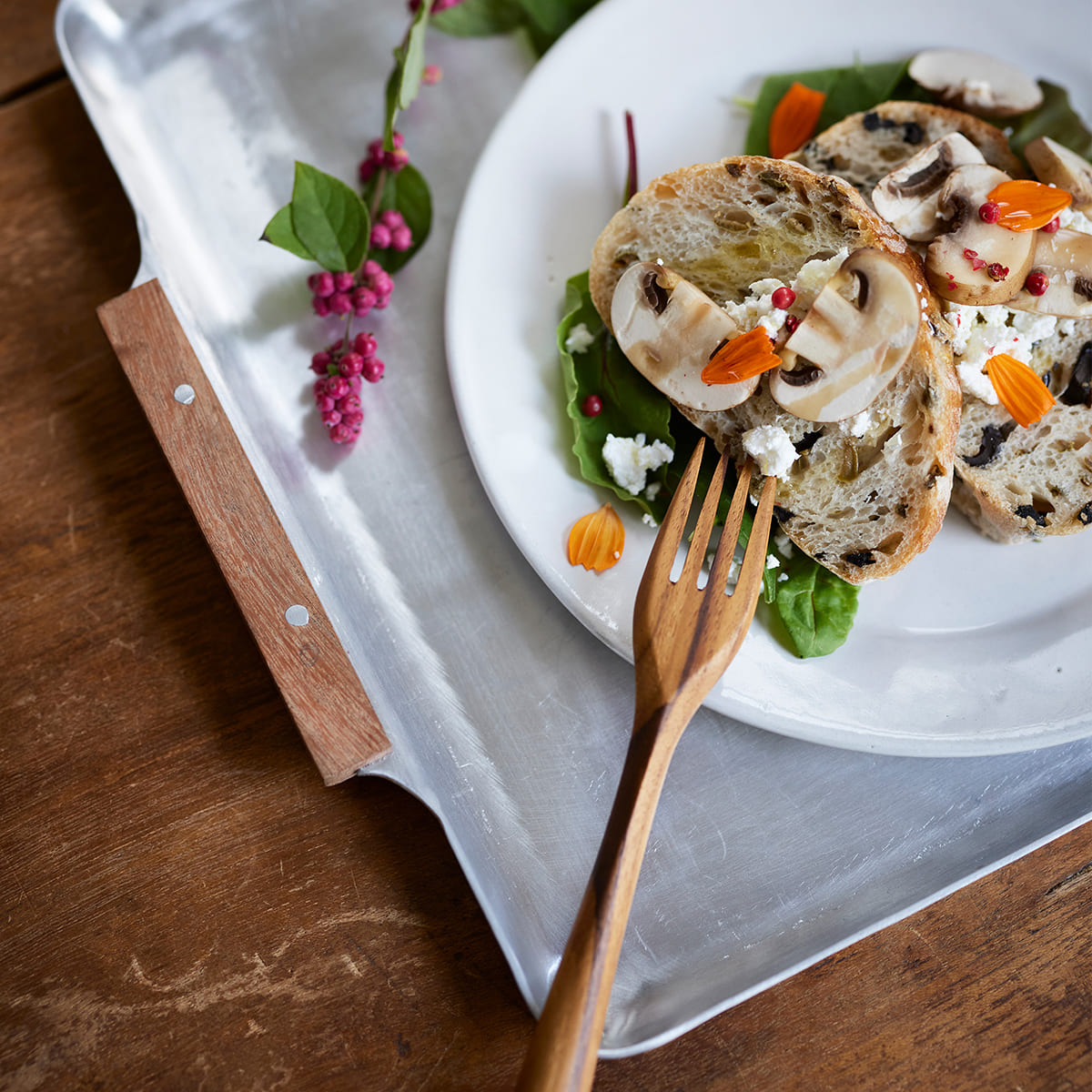 木の持ち手のアルミトレー L