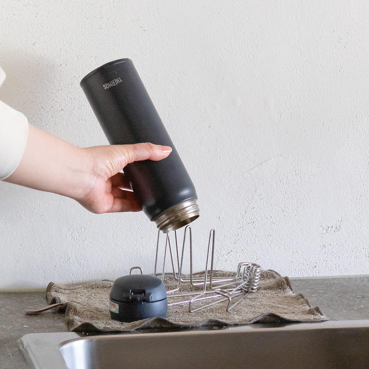 コンパクトになるボトルスタンド