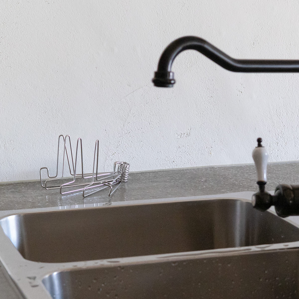 コンパクトになるボトルスタンド