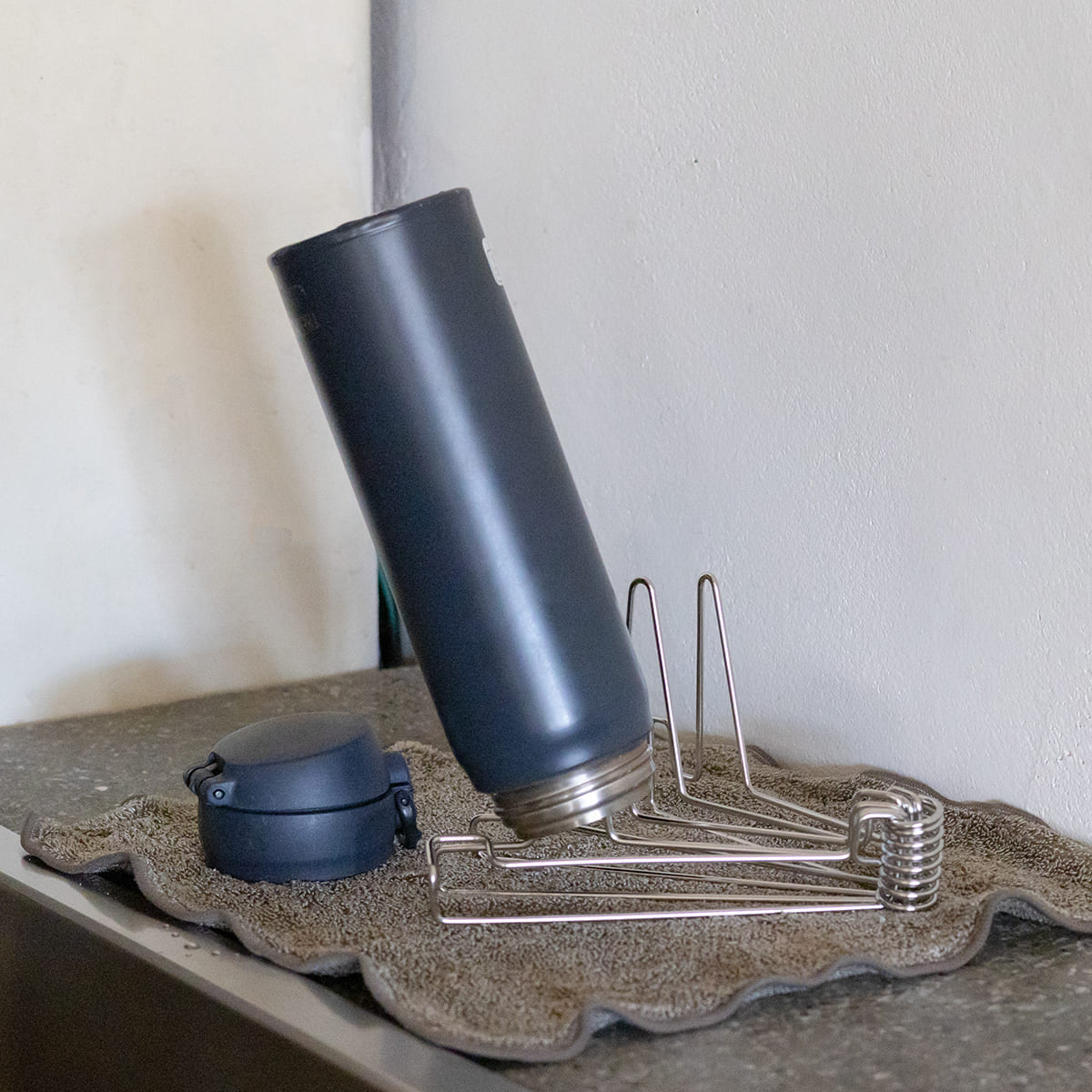 コンパクトになるボトルスタンド