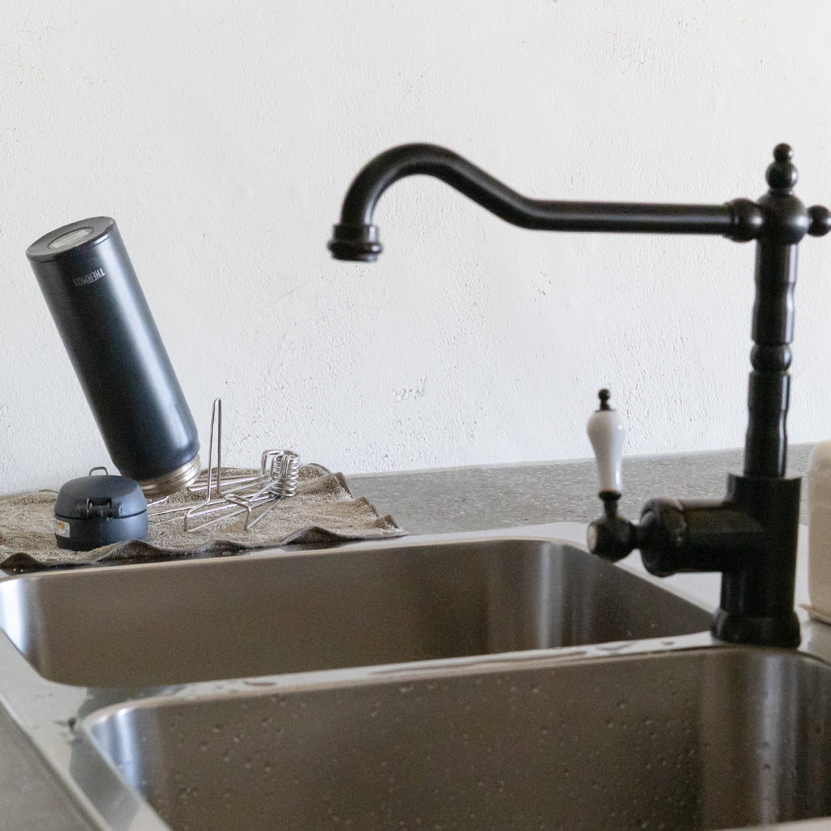 コンパクトになるボトルスタンド