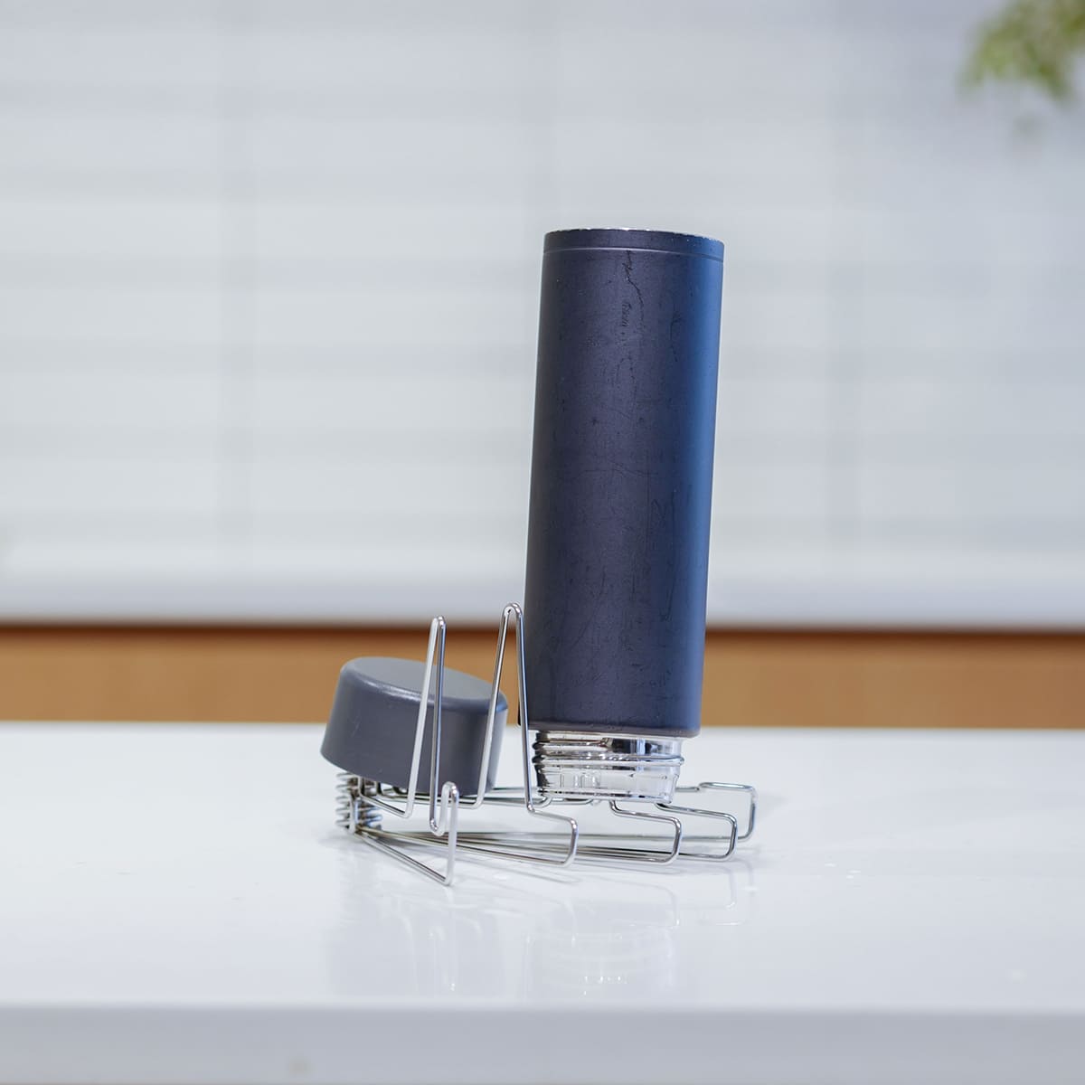 コンパクトになるボトルスタンド