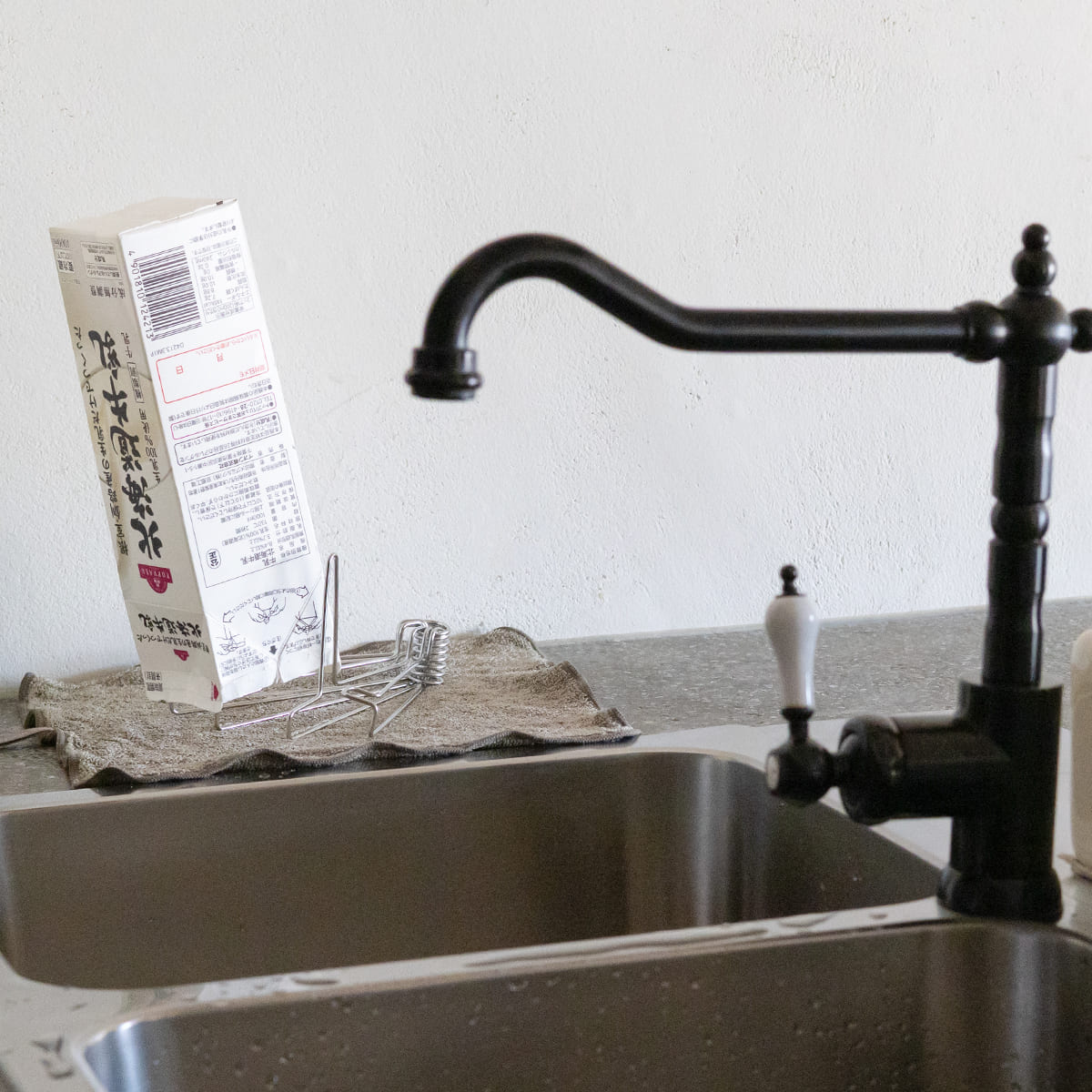 コンパクトになるボトルスタンド