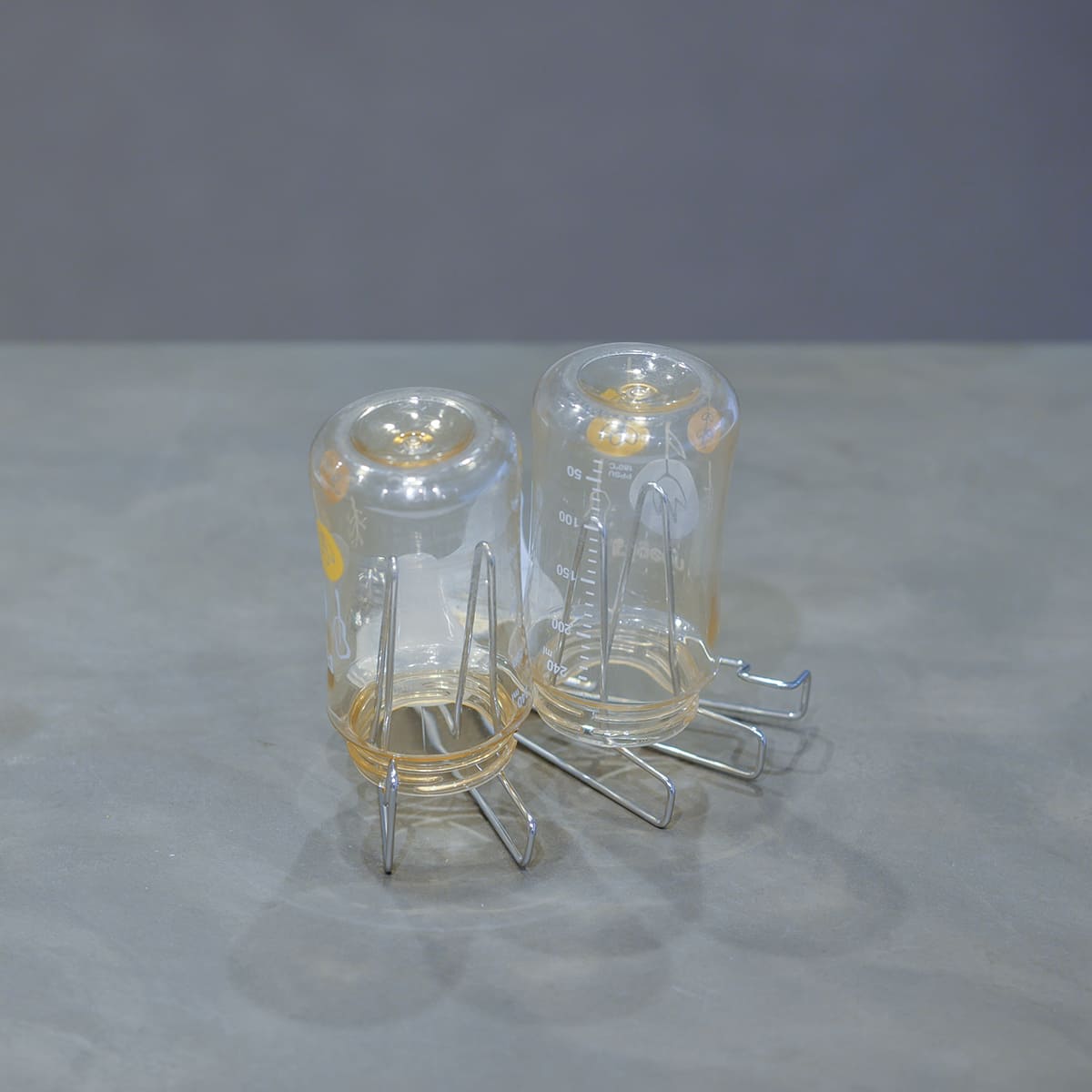 コンパクトになるボトルスタンド