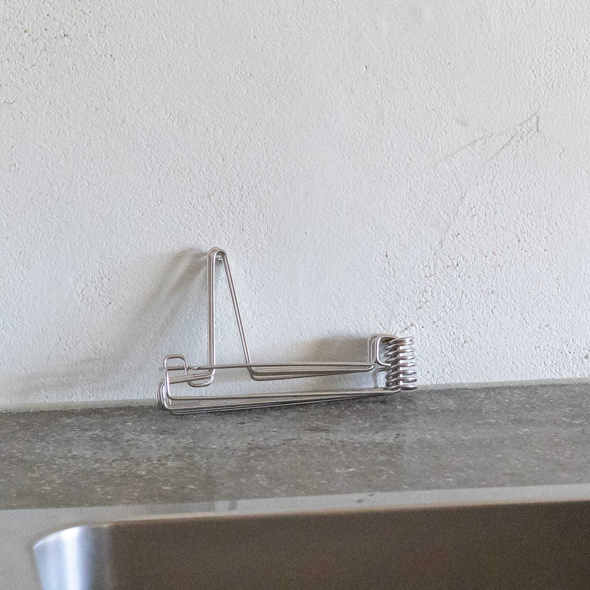 コンパクトになるボトルスタンド