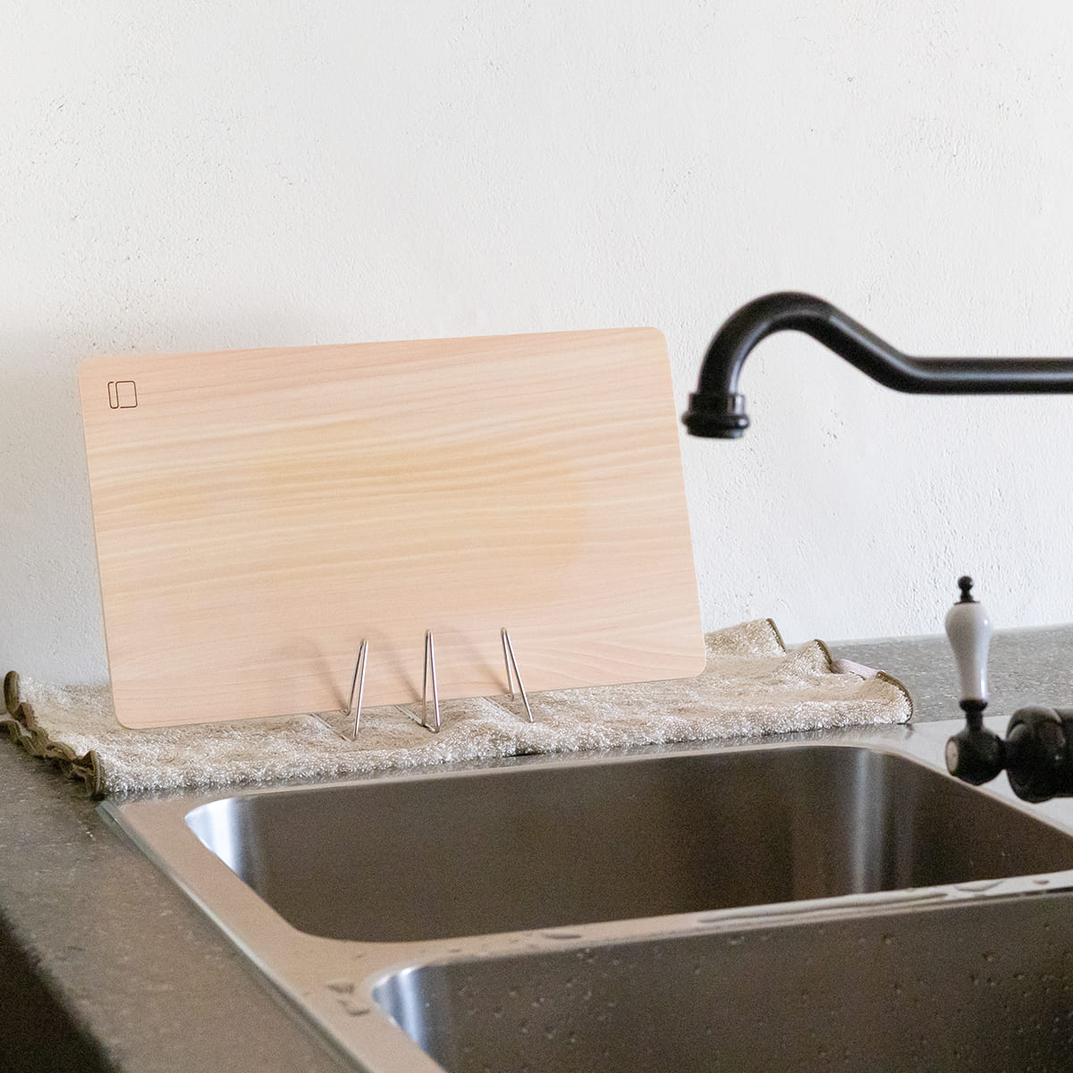 コンパクトになるまな板スタンド