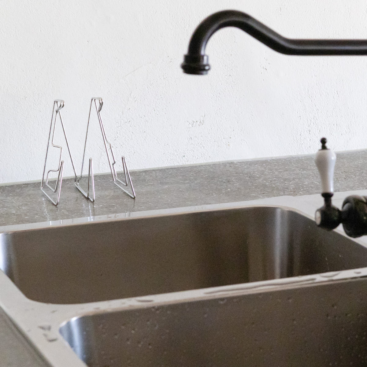 コンパクトになるまな板スタンド