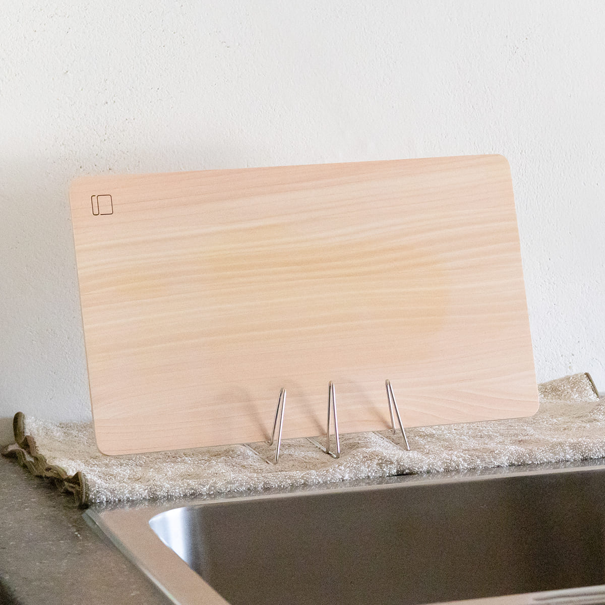 コンパクトになるまな板スタンド