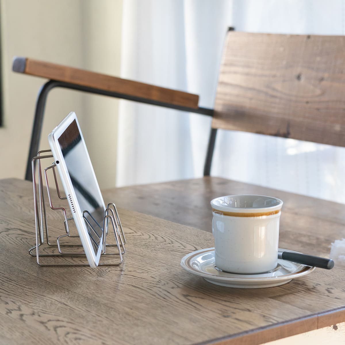 コンパクトになるまな板スタンド