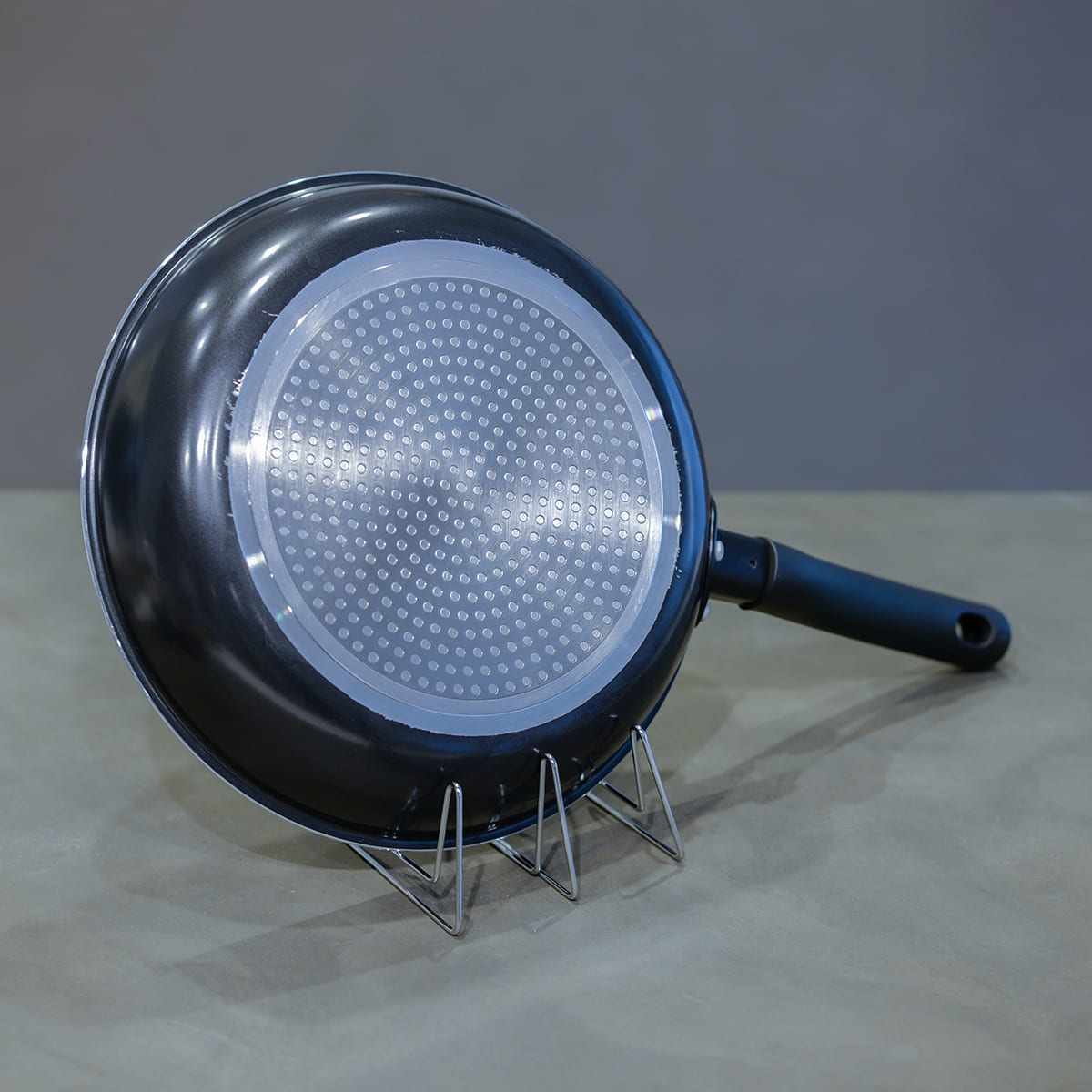 コンパクトになるまな板スタンド