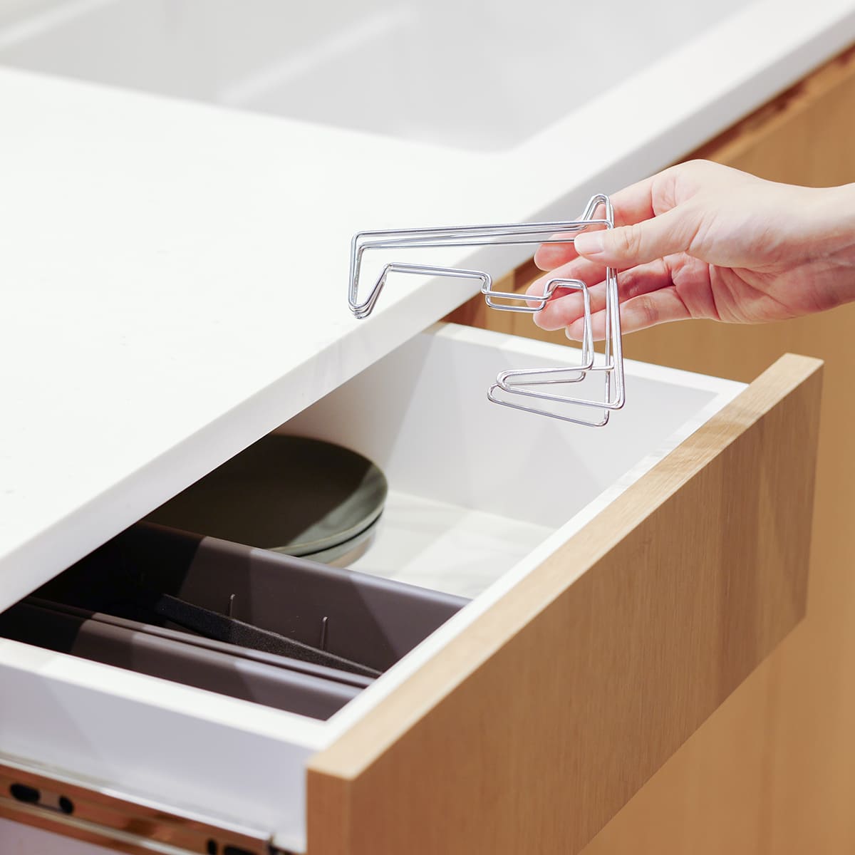 コンパクトになるまな板スタンド