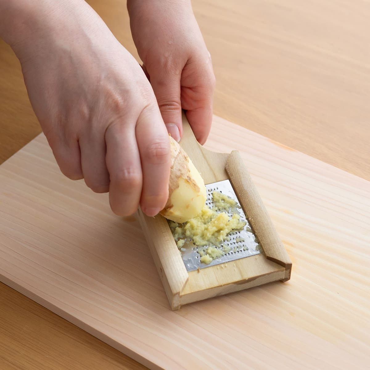 燕三条製 朴の木を使った手のひら薬味おろし