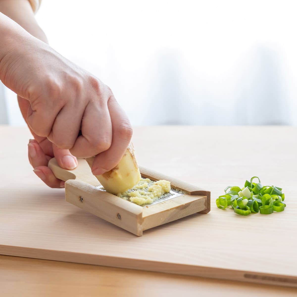 燕三条製 朴の木を使った手のひら薬味おろし